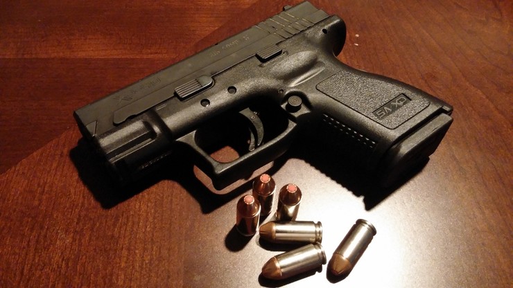 USA: 10-latka znalazła w domu broń. Postrzeliła się w rękę