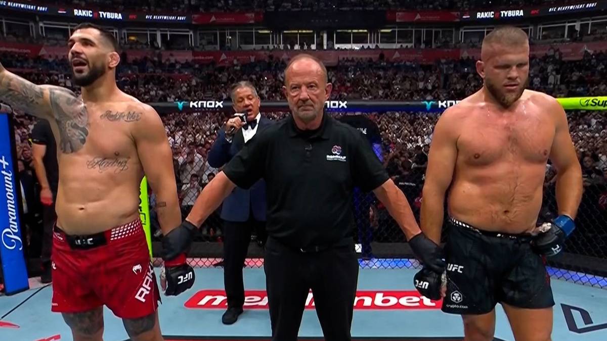 Dw&oacute;ch zawodnik&oacute;w MMA i sędzia podczas gali UFC