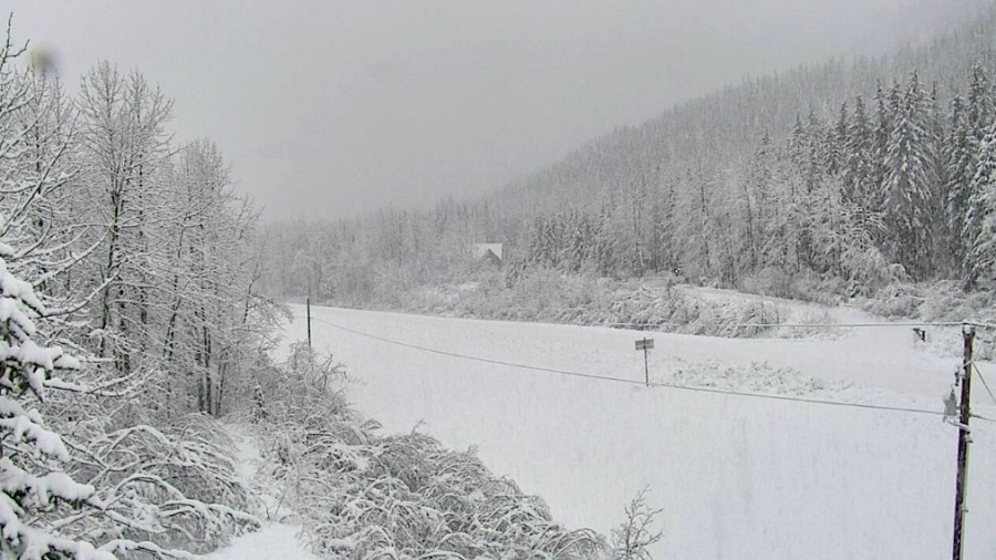 Autostrada w rejonie Valdez na Alasce przysypana lawiną śnieżną. Fot. Alaska DOTPF.