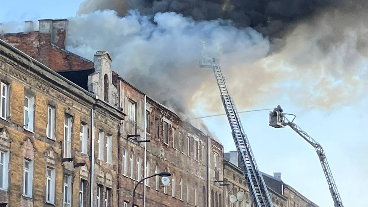 Płonie kamienica na warszawskiej Pradze. Trwa akcja straży pożarnej