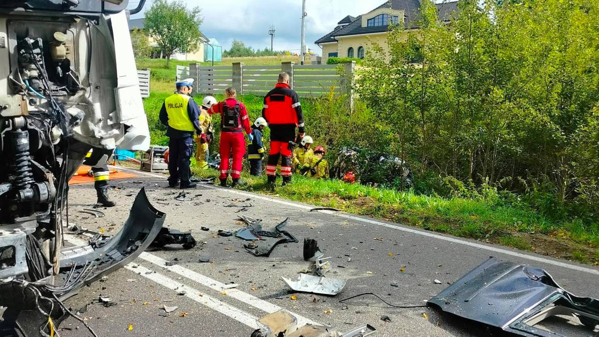 Tragedia pod Kartuzami. Kierowca wjechał "na czołówkę" w samochód ciężarowy