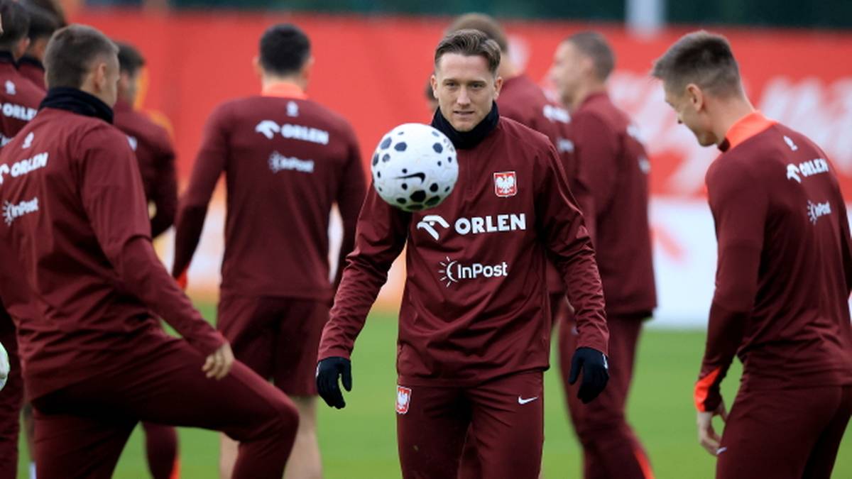 Piłkarz reprezentacji Polski Piotr Zieliński trenuje z piłką.