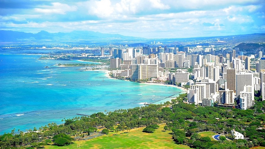 Słynna plaża Waikiki na Hawajach. Fot. Max Pixel.
