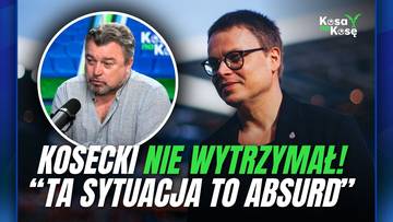 Dwaj mężczyźni na tle grafiki z napisem "Kosa na Kosę". Jeden z nich, z mikrofonem, jest ujęty w okręgu. Drugi mężczyzna, w okularach, jest przedstawiony obok. Pod spodem widnieje cytat "Kosecki nie wytrzymał! "Ta sytuacja to absurd"". Grafika sugeruje dyskusję na temat kibic&oacute;w Wisły Krak&oacute;w.