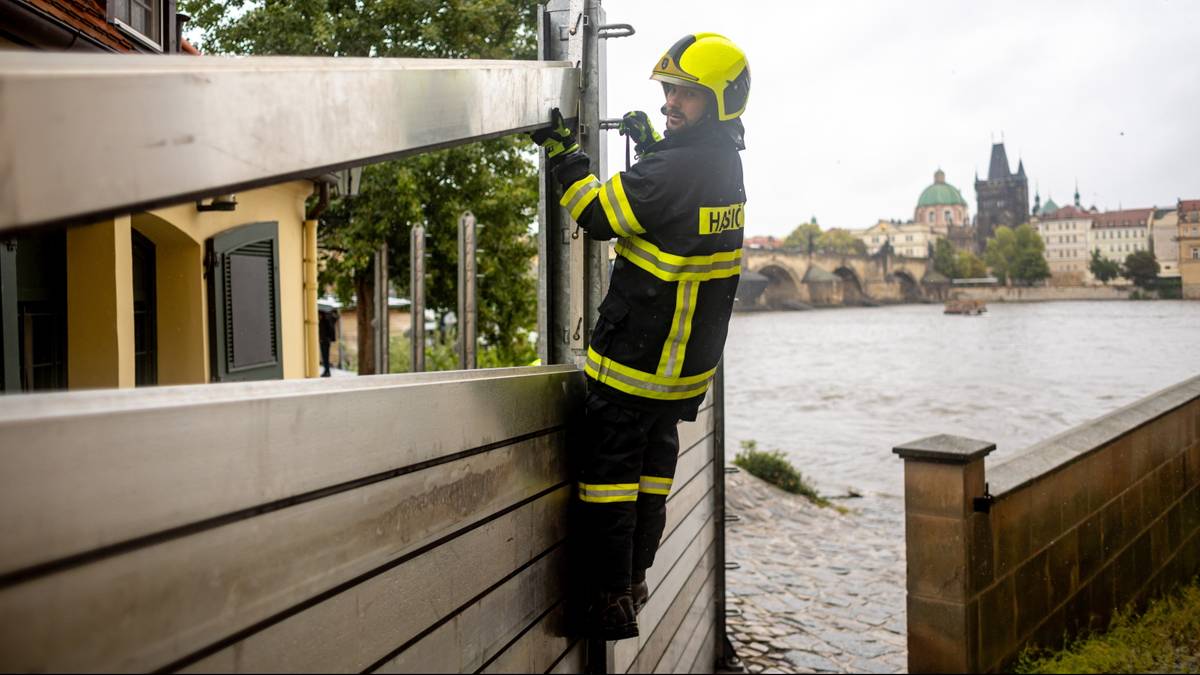 Česká republika. Třetí stupeň nebezpečí. Probíhají přípravy na evakuaci