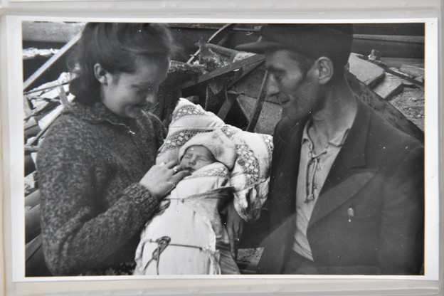 Podczas Powstania równoległe toczyło się życie. Na zdjęciu rodzice dziecka urodzonego w 1944 r.