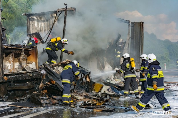Kilkudziesięciu strażaków walczyło z pożarem na krajewej 19-tce.