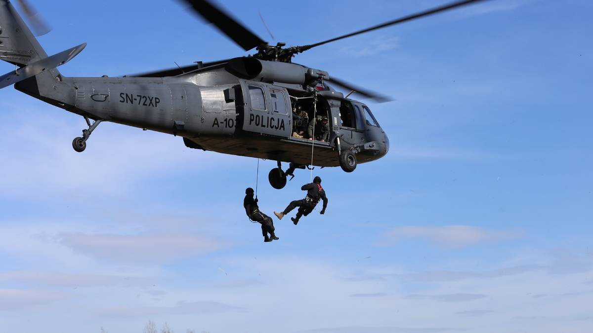 Black Hawk nad centrum Warszawy. Trwa akcja kontrterrorystów