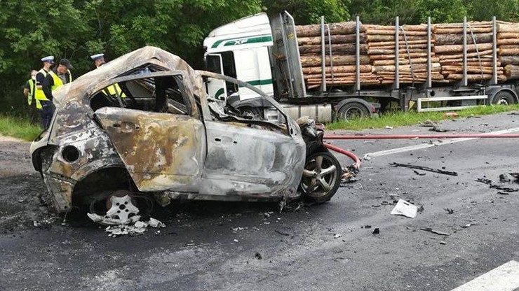 Opel wbił się w tira wyładowanego drewnem i spłonął. Kierowca nie żyje [ZDJĘCIA]