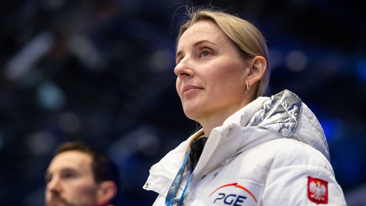 Urszula Kamińska, trenerka reprezentacji Polski w short tracku, w białej kurtce z logo PGE i godłem Polski.