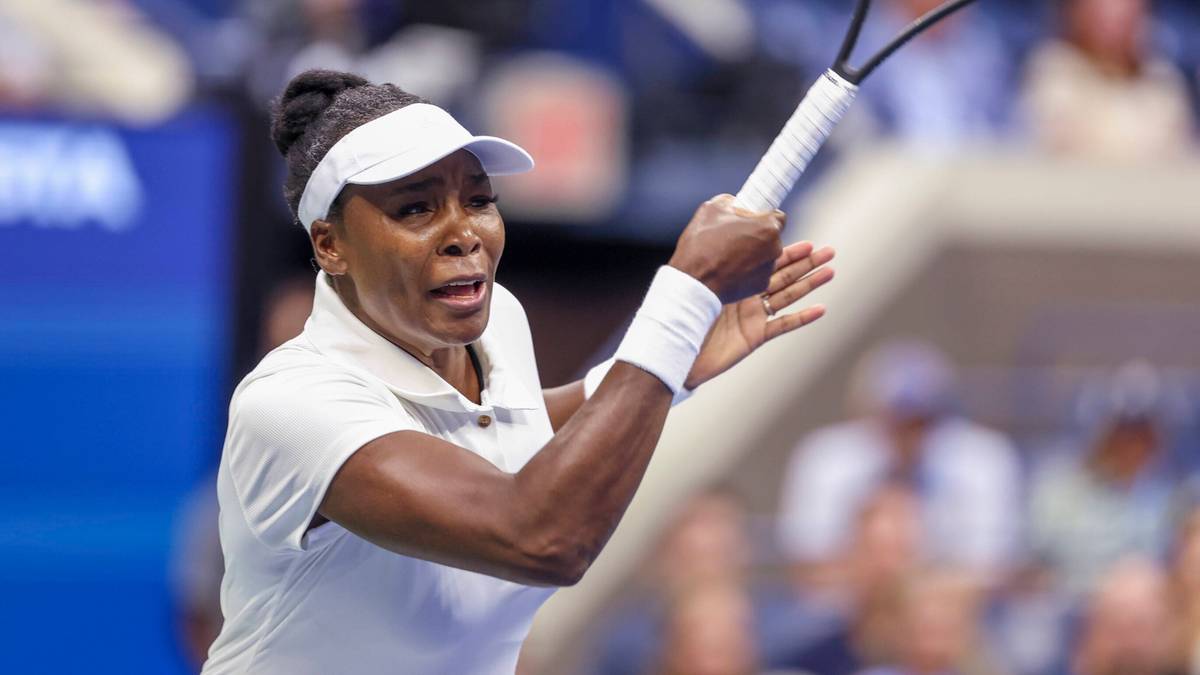 Venus Williams, tenisistka, podczas uderzenia rakietą