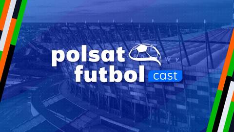 Logo Polsat Futbol Cast na tle stadionu piłkarskiego.