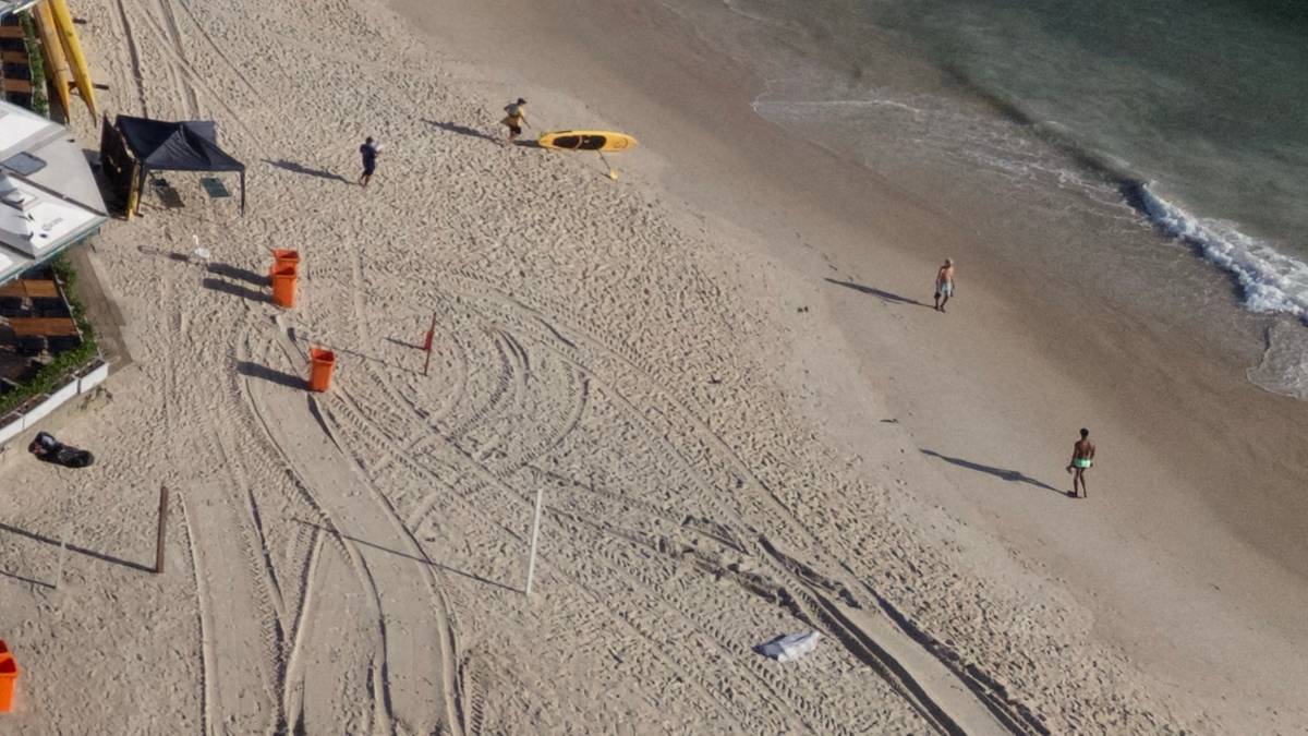 Widok z lotu ptaka na nadmorską promenadę z budynkami mieszkalnymi i plażą.
