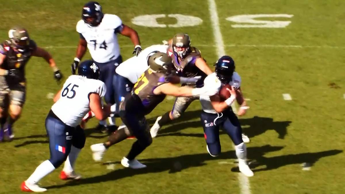 Gracze drużyny amerykańskiego footballu w akcji podczas meczu.