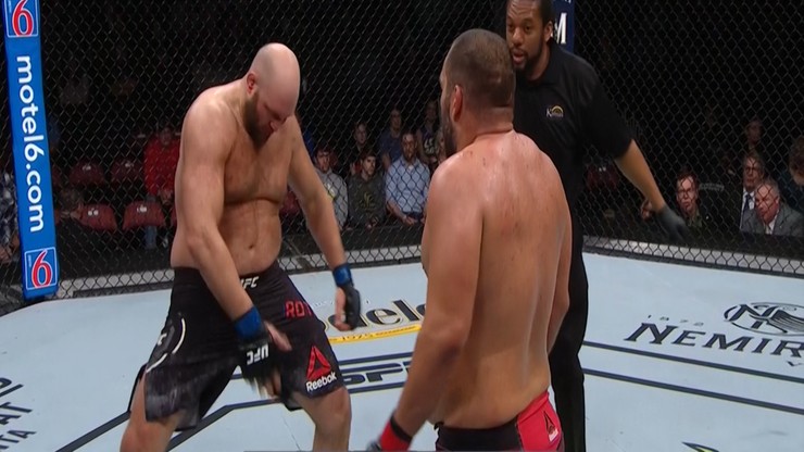 UFC: Kuriozalna sytuacja w oktagonie! Pozwolił rywalowi oddać cios w krocze