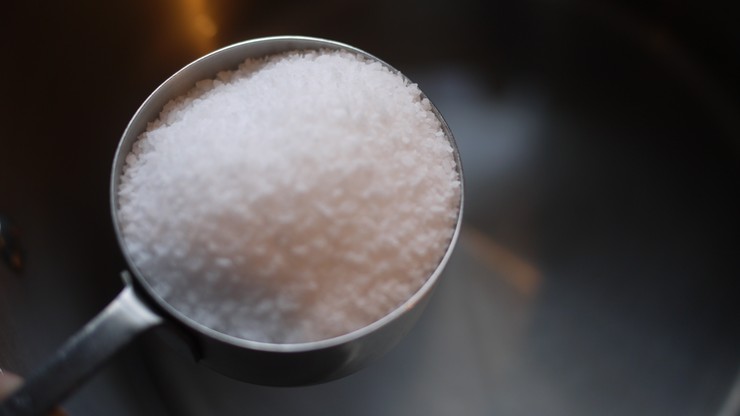 Polacy jedzą dwa razy więcej soli niż powinni. Przedświąteczne ostrzeżenie dietetyków