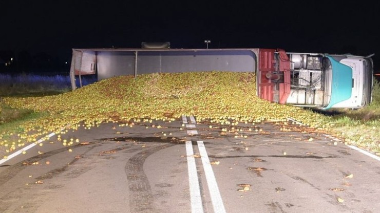 Zderzenie nissana z ciężarowym volvo. Na jezdni znalazło się 20 ton jabłek