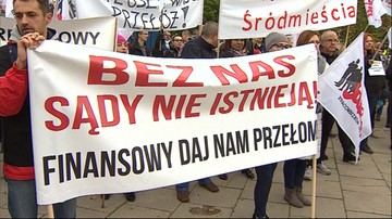 "Urzędnik gorszego sortu". Pracownicy sądownictwa protestowali przed Sejmem