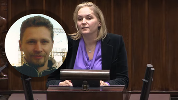 Kobieta przemawiająca za drewnianą m&oacute;wnicą, z okrągłym zdjęciem mężczyzny w lewym rogu kadru.