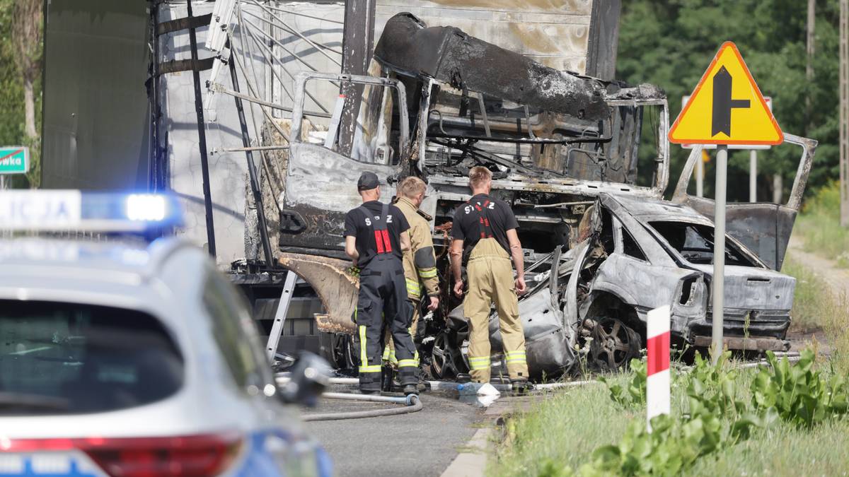 Zderzenie osobówki i ciężarówki pod Górą Kalwarią. Nie żyje mężczyzna