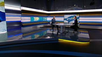 Dwaj mężczyźni siedzą przy okrągłym stole w nowoczesnym studiu telewizyjnym. Na ekranie za nimi wyświetla się napis "graffiti".