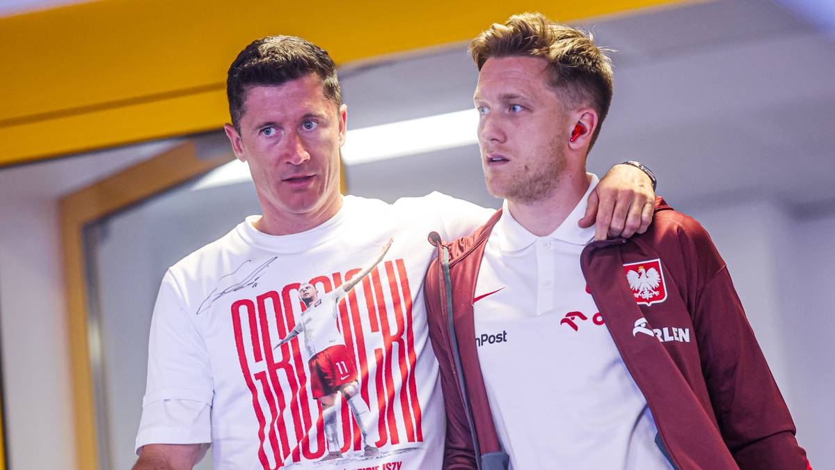 Dwóch mężczyzn grających w piłkę nożną, w tym Robert Lewandowski i Piotr Zieliński.