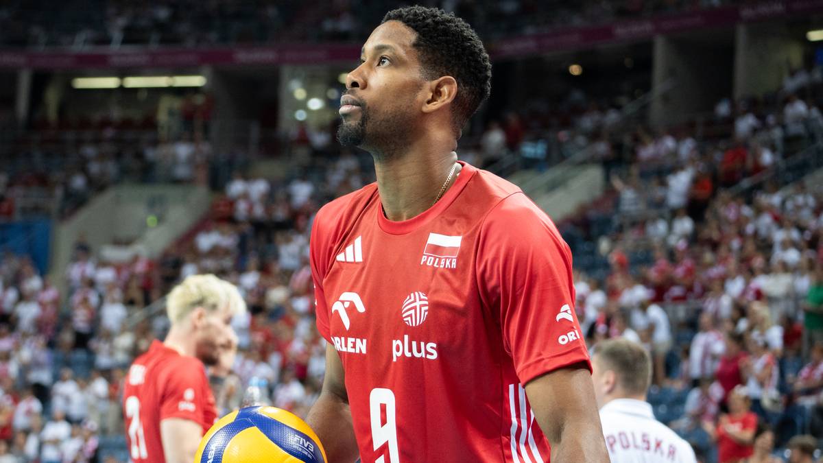 Siatkarz Wilfredo Leon w czerwonej koszulce z numerem 9, trzyma piłkę do siatkówki.