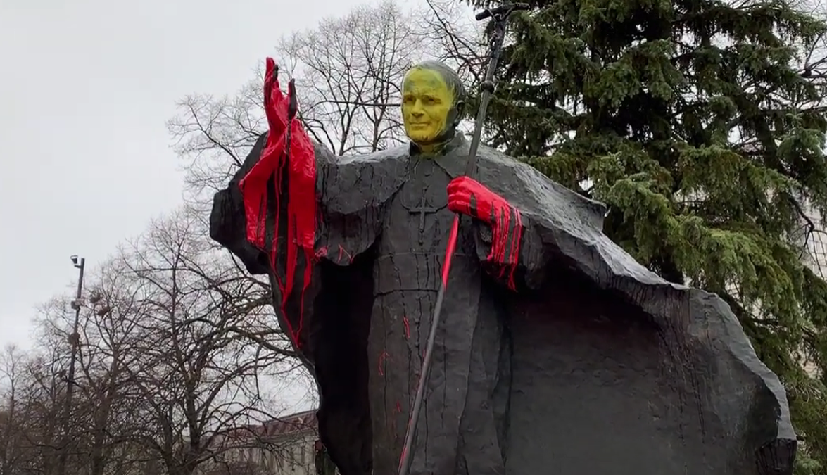 Łódź. Pomnik Jana Pawła II oblany farbą. Policja szuka sprawców