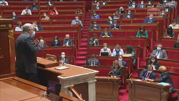 Francja: przyjęto ustawę antycovidową. Mimo wielotysięcznych protestów
