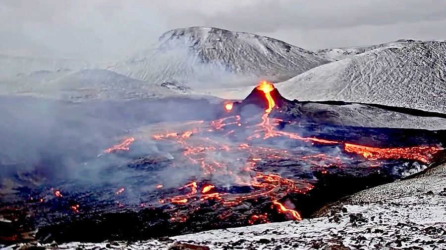 Erupcja systemu wulkanicznego Krýsuvík na Islandii. Fot.  YouTube / Viðburðastofa Vestfjarða.