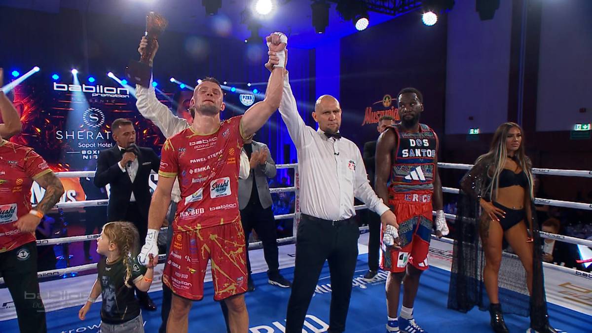 Sędzia ringowy unosi rękę zwycięskiego Pawła Stępnia w ringu podczas gali Sheraton Boxing Night