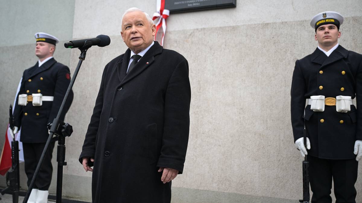 Jarosław Kaczyński odsłania tablicę upamiętniającą brata. "Zginął, bo był groźny dla Rosji"