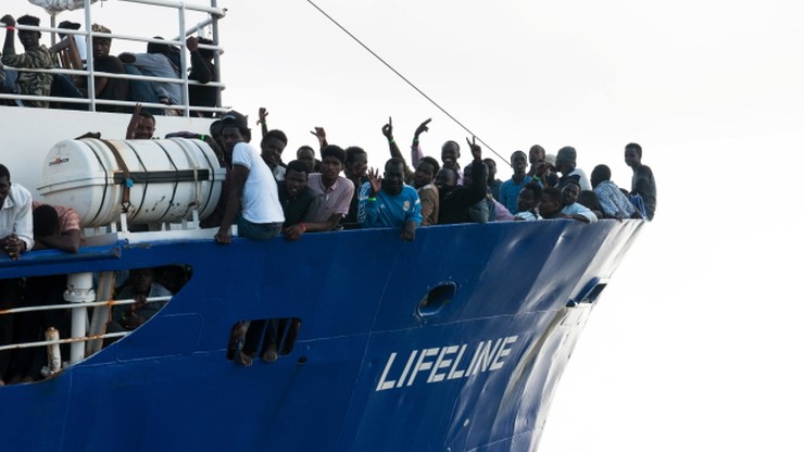 Szef włoskiego MSW: jeśli statek z migrantami wpłynie do nas, osądzimy załogę