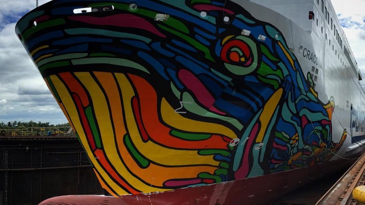 Ogromna grafika wieloryba na promie Cracovia. Użyto 275 litrów farb w ośmiu kolorach