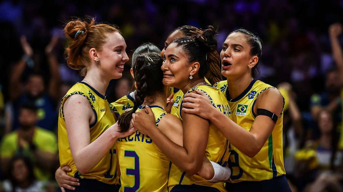 Cztery siatkarki w żółtych strojach sportowych obejmują się i celebrują po wygranym meczu.