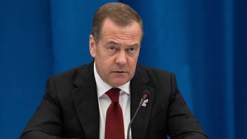 Propagandowy podręcznik dla okupowanych regionów. Redaktorem sam Miedwiediew