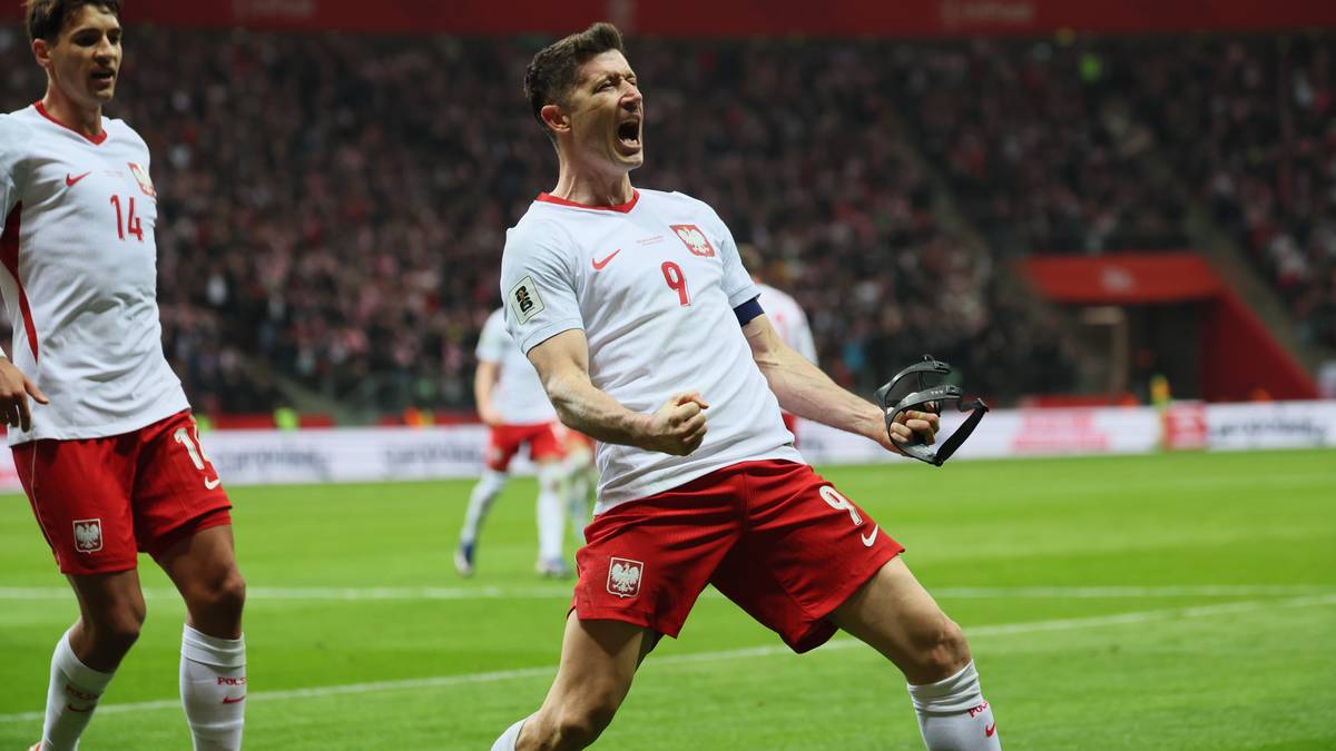 Piłkarz reprezentacji Polski Piotr Zieliński świętuje zdobycie bramki, zaciśniętą pięścią w geście radości.