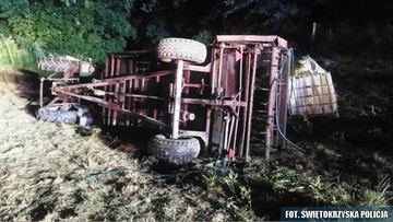 Ciągnik z naczepą przewrócił się na rolnika. 45-latek nie żyje