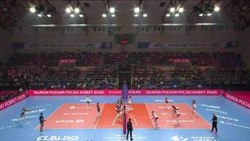 Mecz siatk&oacute;wki kobiet, hala sportowa, zawodniczki w akcji, publiczność na trybunach.