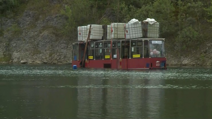 Toruń: Tramwaj Konstal 805 zatopiony w jeziorze Piechcin. Będzie atrakcją dla nurków