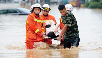 25 ofiar śmiertelnych powodzi w Chinach. Tysiące poszkodowanych