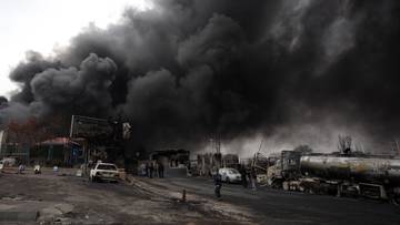 Toksyczne opary w Teheranie. "Czarny deszcz" po uderzeniu w magazyny naftowe