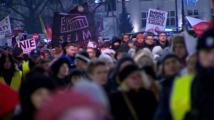 "Słaba mobilizacja". Francuskie media o "Czarnej Środzie" w Polsce