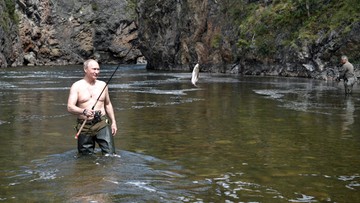 Syberyjskie wakacje Putina. Przywódca Rosji nie próżnuje: łowi, poluje, nurkuje, pływa i podziwia piękno swojego kraju