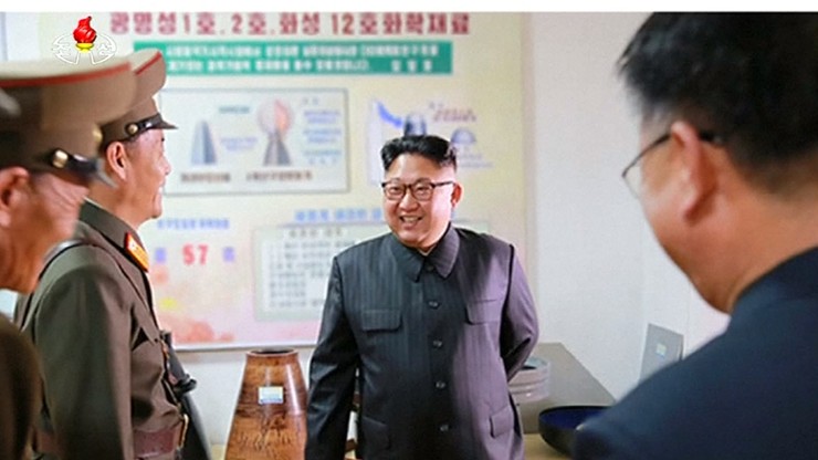 AP: na zdjęciach Kim Dzong Una widać projekty nowych rakiet