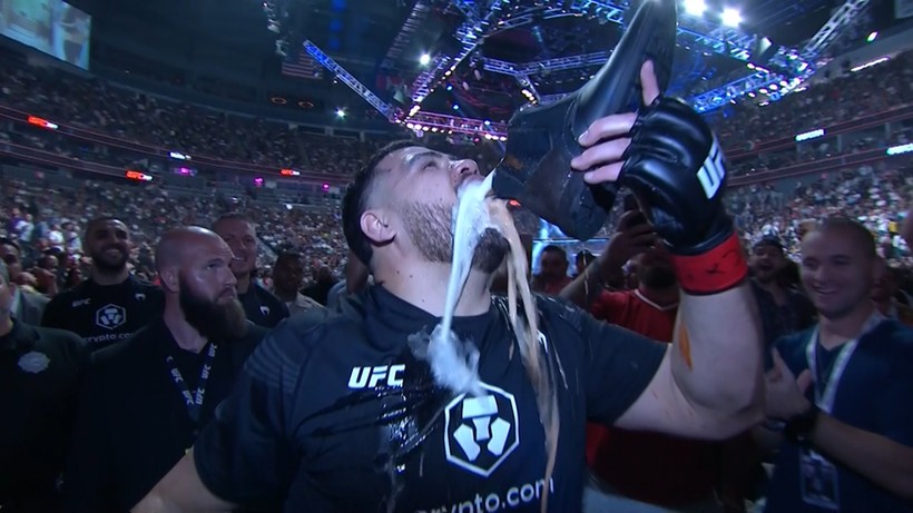 UFC 264: Tai Tuivasa z błyskawicznym nokautem. Po zwycięstwie znowu pił piwo z butów kibiców (WIDEO)