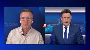 Dwie poł&oacute;wki ekranu. Na lewej widać mężczyznę w białej koszuli i okularach, na prawej widać mężczyznę w garniturze i krawacie, kt&oacute;ry m&oacute;wi do kamery.