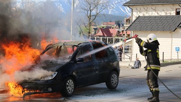 Pożar samochodu w Bukowinie Tatrzańskiej. W kilka minut z pojazdu został popiół i wypalone blachy