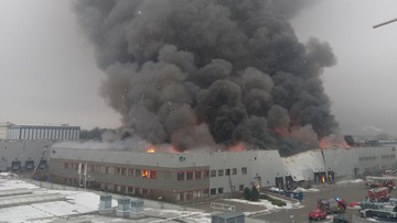 Pożar hali magazynowej w Warszawie. Trwa dogaszanie pogorzeliska