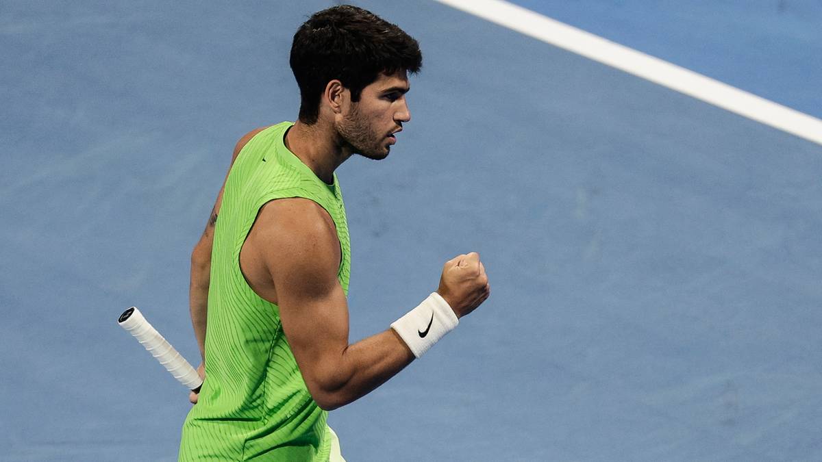 Carlos Alcaraz celebruje punkt na korcie tenisowym, ubrany w zieloną koszulkę bez rękaw&oacute;w.